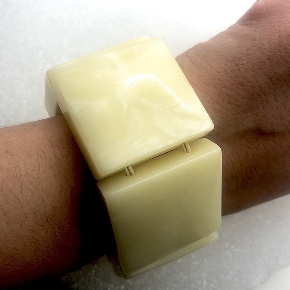VTG Lucite Square White & Cream Swirl Stretch Bracelet OS - Picture 2 of 2